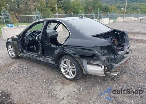 2012 Mercedes-Benz C 300 Sport 4Matic z USA, uszkodzony, nr VIN WDDGF8BB0CR206869